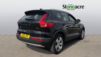Volvo XC40 2.0 T4 Momentum 5dr AWD Geartronic LC19JFE Image 2