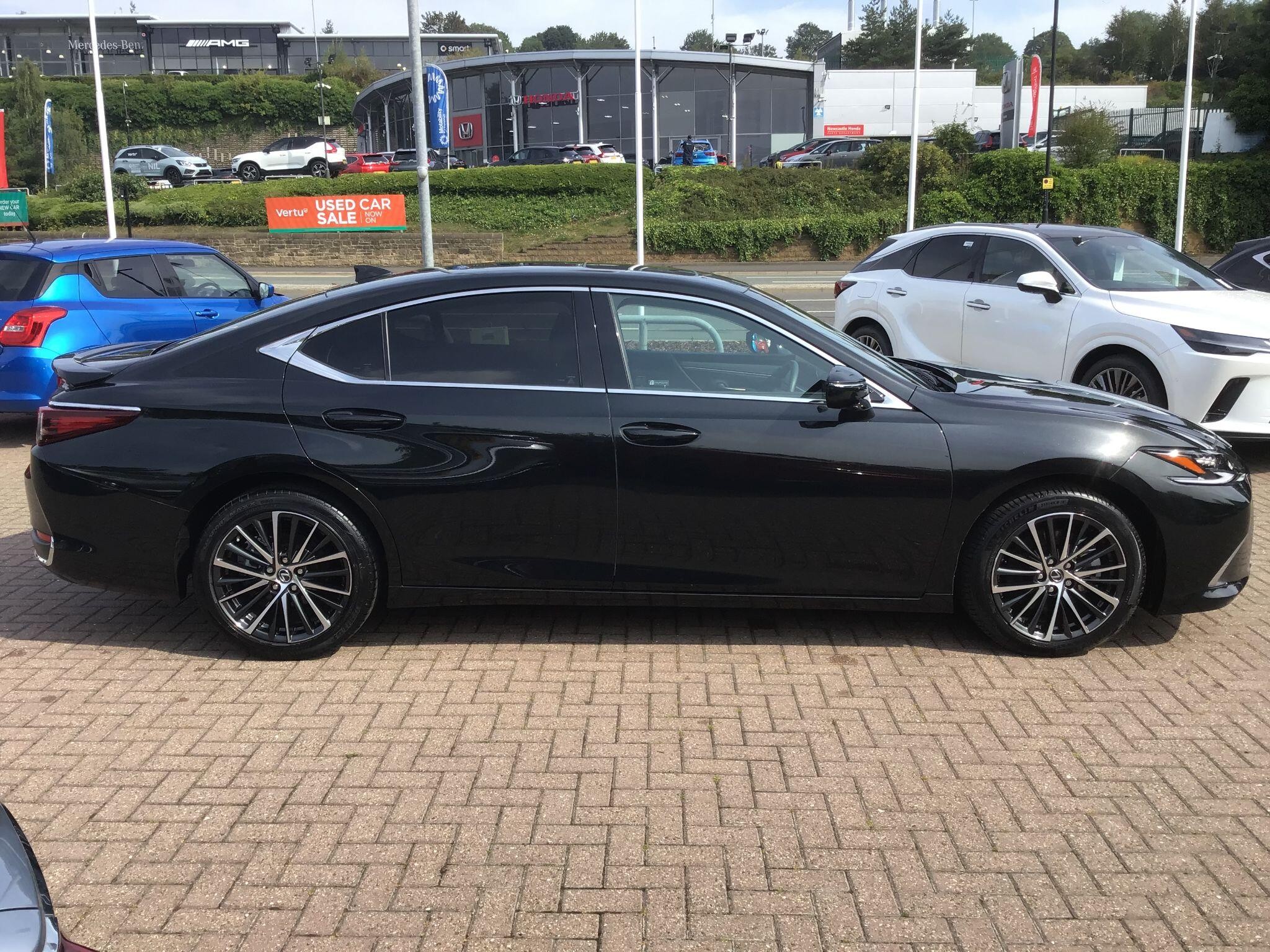 Lexus ES Image 2