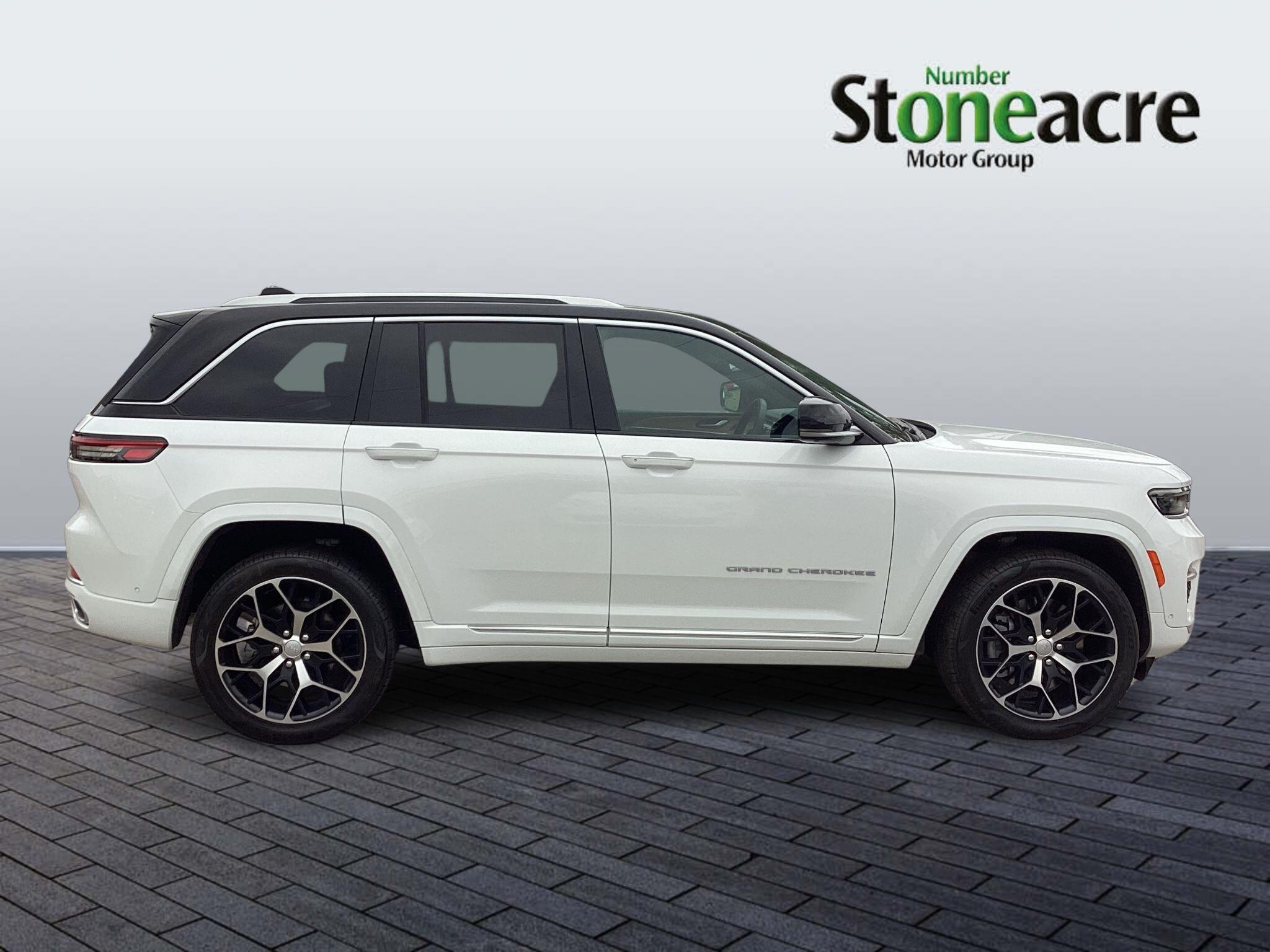 Jeep Grand Cherokee Image 2