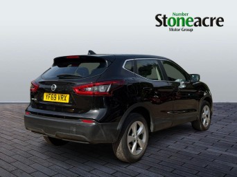 Nissan Qashqai 1.3 DiG-T Acenta Premium 5dr YF69VRX Image 2