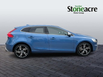 Volvo V40 1.5 T2 R-Design Pro Auto Euro 6 (s/s) 5dr KP66LJE Image 2