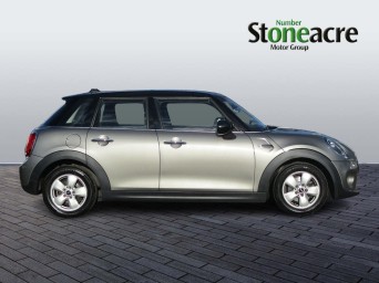MINI Hatch 5-Door Hatch Cooper Classic LM69UDJ Image 2