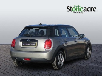 MINI Hatch 5-Door Hatch Cooper Classic LM69UDJ Image 3