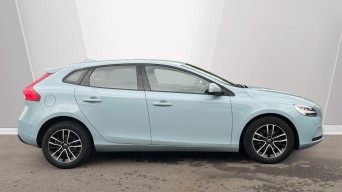 Volvo V40 2.0 T2 Momentum Euro 6 (s/s) 5dr YB17AWJ Image 3
