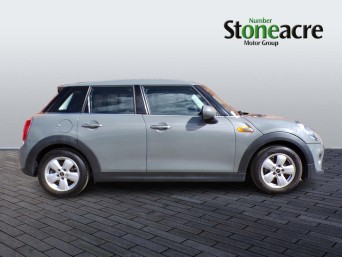 MINI Hatch 5-Door Hatch Cooper D FX18WDJ Image 2