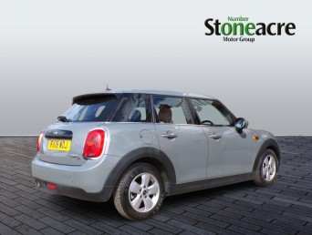 MINI Hatch 5-Door Hatch Cooper D FX18WDJ Image 3