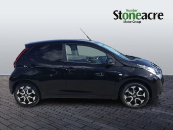 Toyota Aygo 1.0 VVT-i x-plore Hatchback 5dr Petrol Manual Euro 6 (71 ps) YG68OZR Image 2