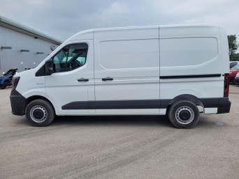 Renault Master 2.0 dCi 35 Advance MWB Medium Roof Euro 6 (s/s) 5dr null Image 2