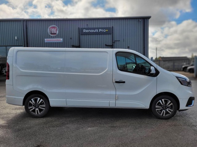 Renault Trafic 2.0 dCi Blue 30 Extra Sport LWB Euro 6 (s/s) 5dr null Image 1