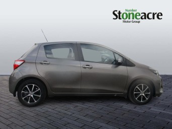 Toyota Yaris 1.5 VVT-i Icon Tech Euro 6 5dr FV19NBL Image 2
