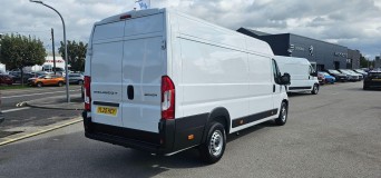 Peugeot Boxer 2.2 BlueHDi 435 Professional Manual L4 H2 Euro 6 (s/s) 5dr YL25HCY Image 3
