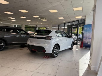 Peugeot 208 1.2 PureTech Style Euro 6 (s/s) 5dr null Image 3