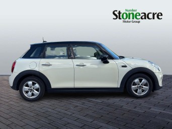 MINI Hatch 5-Door Hatch Cooper Classic YB20DGF Image 2