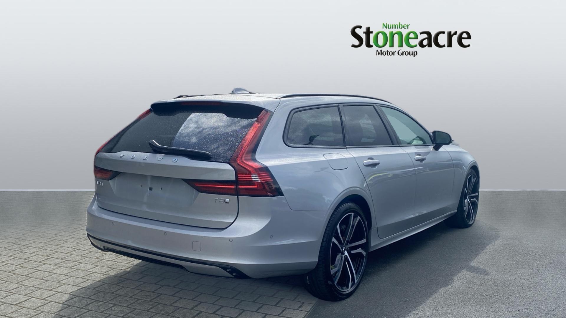 Volvo V90 Plug-In Hybrid Image 2