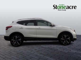 Nissan Qashqai 1.5 dCi Tekna SUV 5dr Diesel Manual Euro 6 (s/s) (110 ps) FL67LGG Image 2