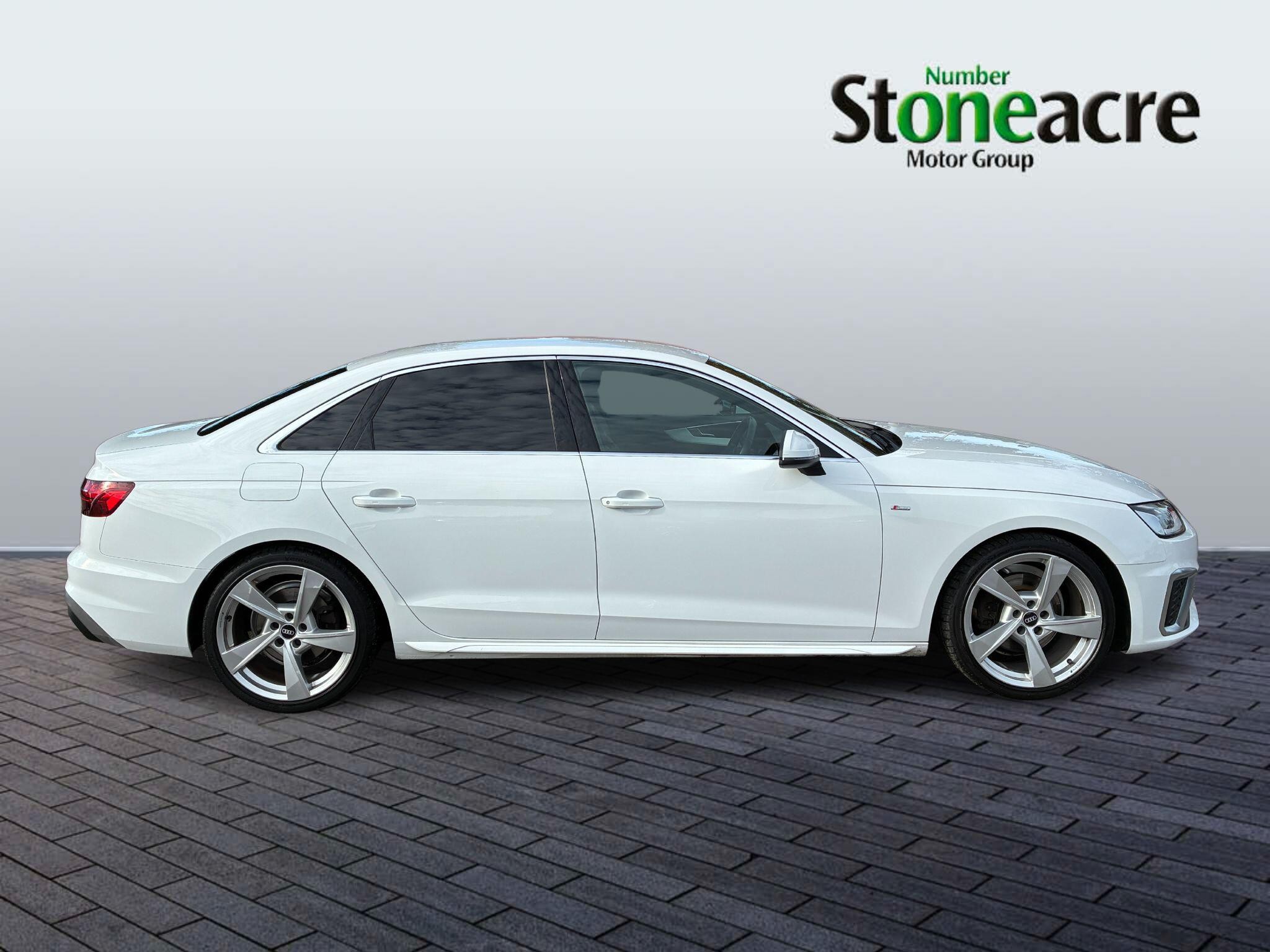 Audi A4 Saloon Image 2