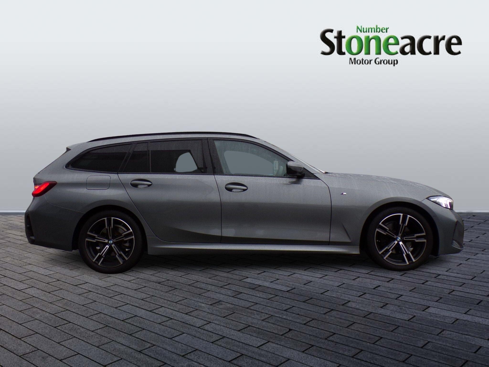 BMW 3 Series Touring Image 2