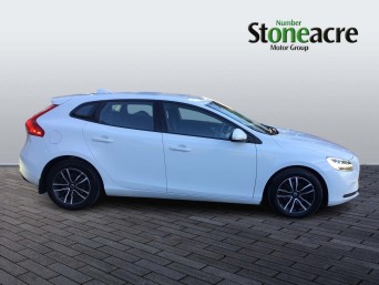 Volvo V40 2.0 T2 Momentum Edition Euro 6 (s/s) 5dr YX69WYY Image 2