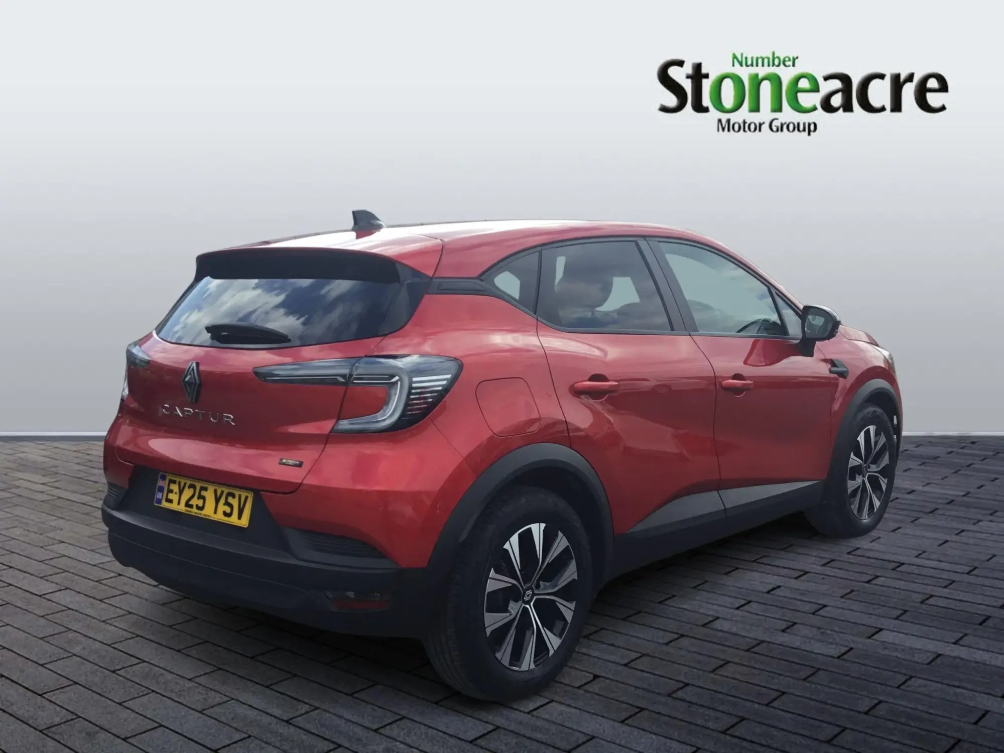 Renault Captur E-Tech 1.6 E-TECH evolution Auto Euro 6 (s/s) 5dr EY25YSV Image 3