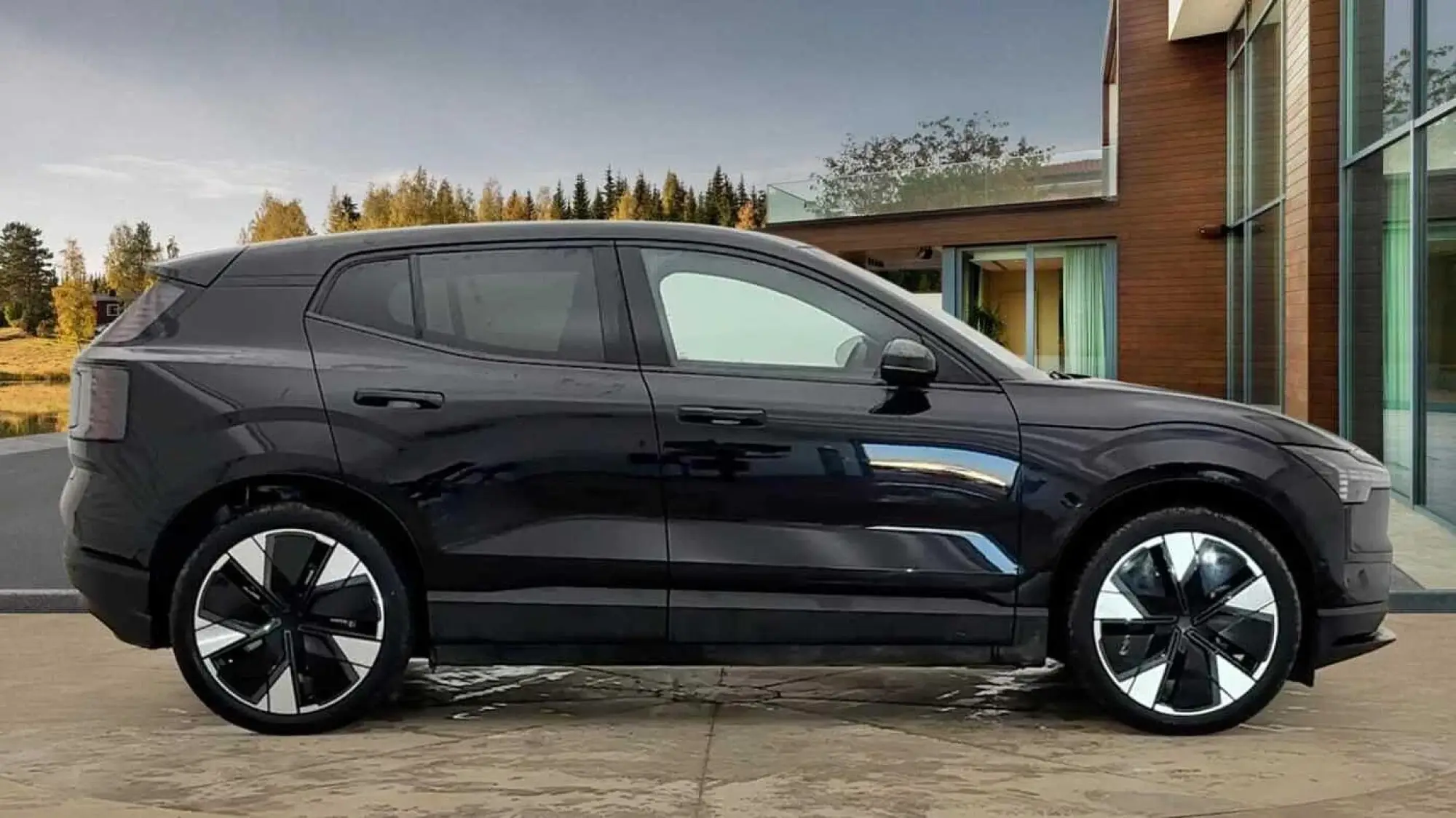 Volvo EX30 Single Motor Extended Range 69kWh Ultra Auto 5dr OX25HMK Image 2