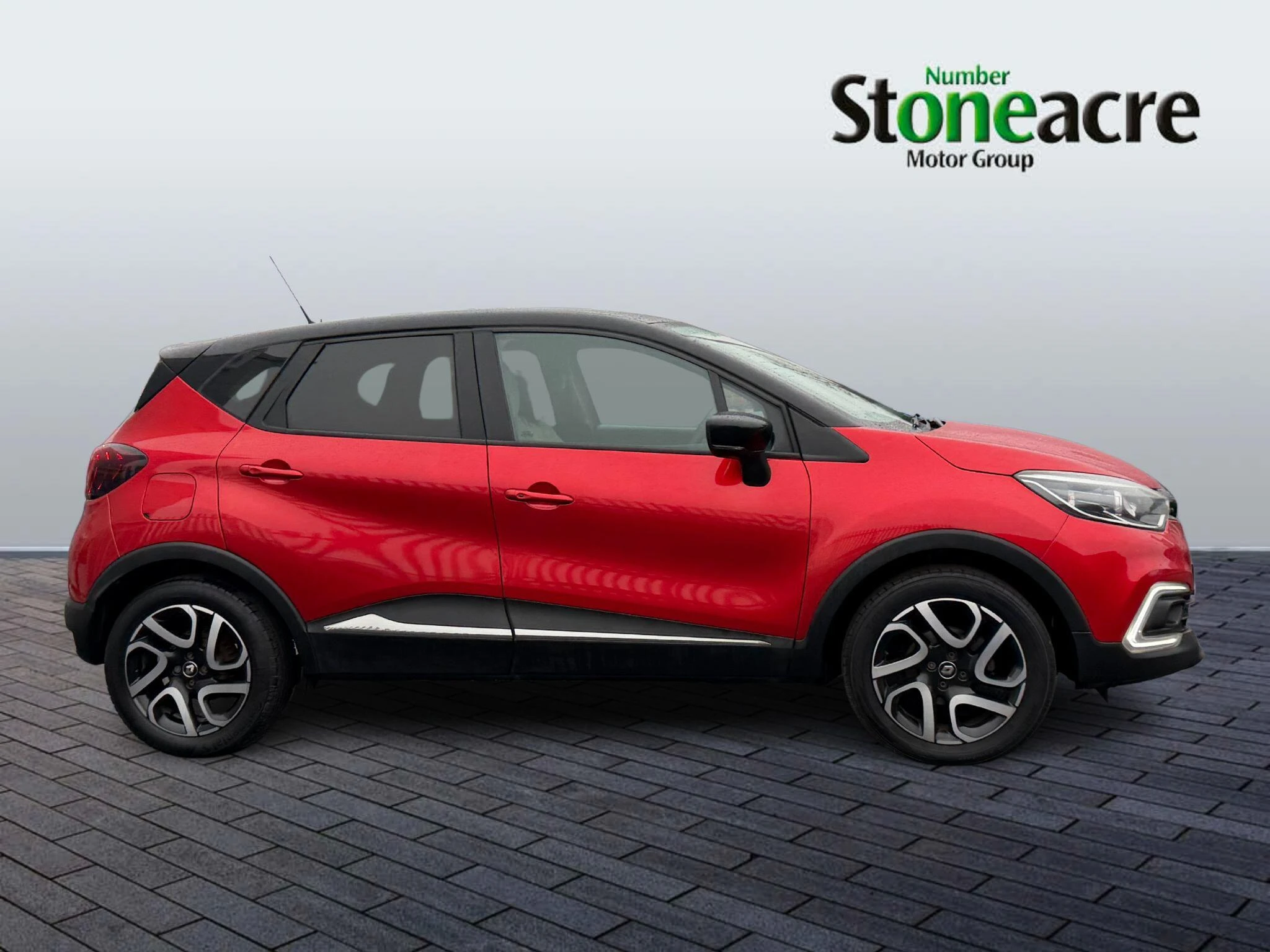 Renault Captur 0.9 TCE 90 Iconic 5dr BJ68BJY Image 3