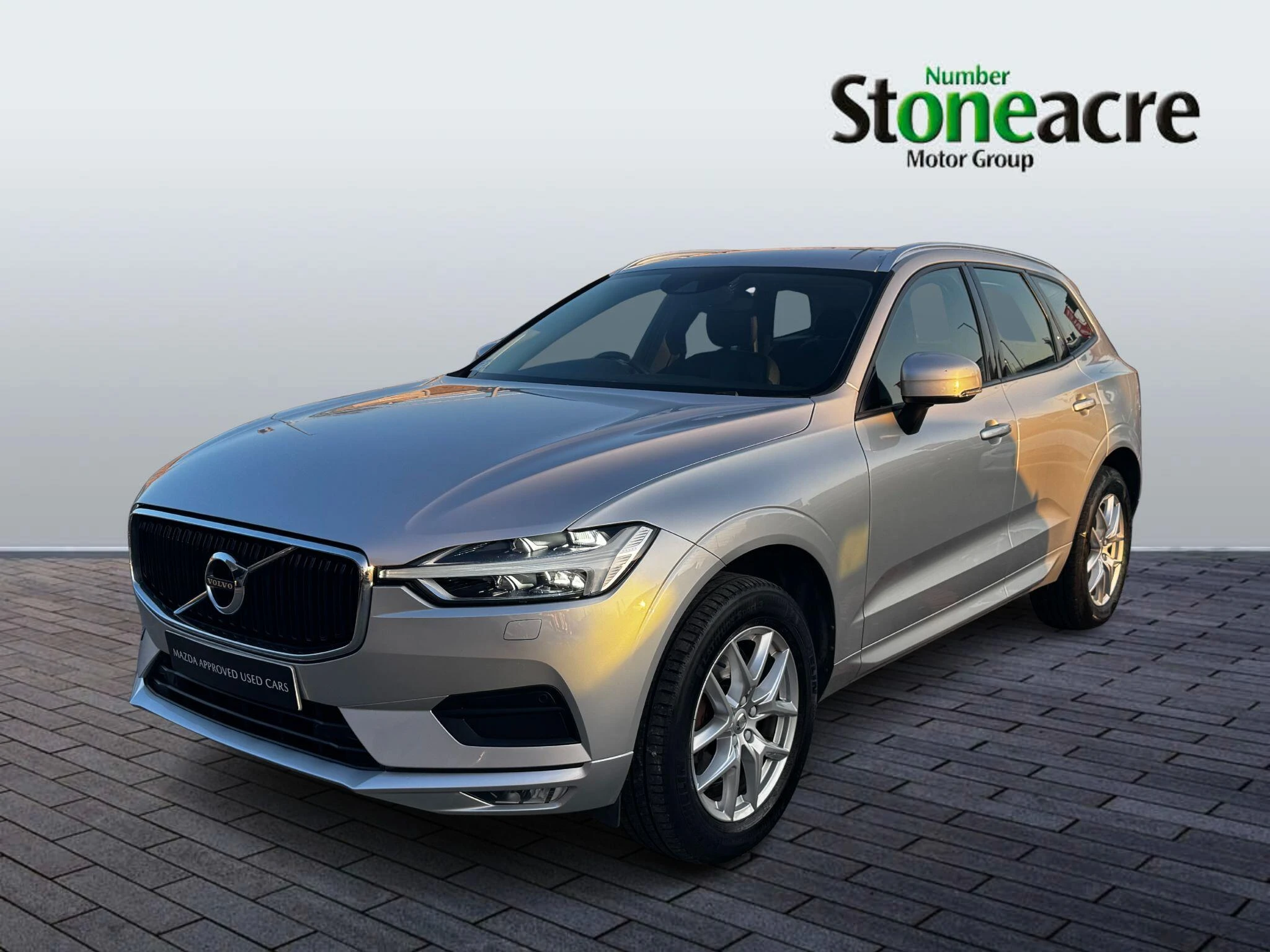 Volvo XC60 2.0 D4 Momentum Pro 5dr AWD Geartronic KR18VAJ Image 3