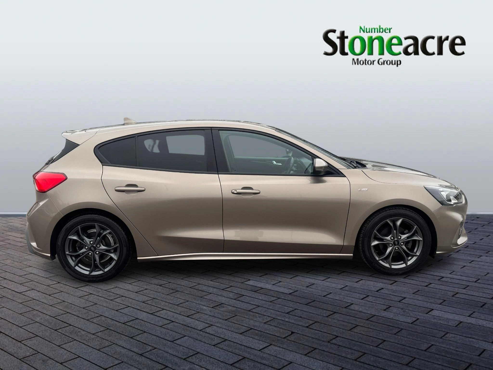 Ford Focus 1.0T EcoBoost ST-Line Euro 6 (s/s) 5dr WR19VRN Image 2
