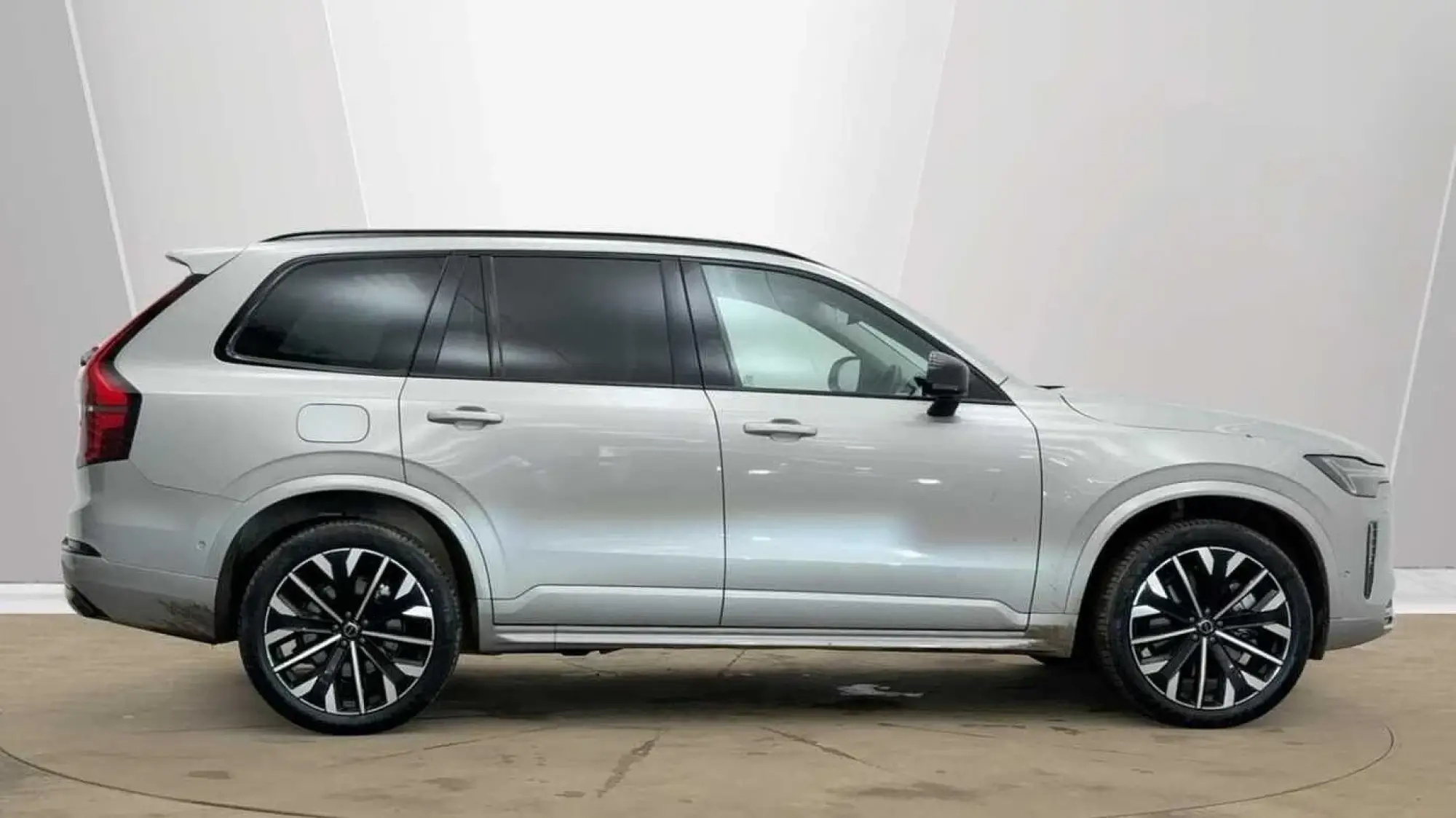 Volvo XC90 Plug-In Hybrid 2.0 T8 18.8kWh Ultra Dark Auto 4WD Euro 6 (s/s) 5dr RV25VRE Image 2