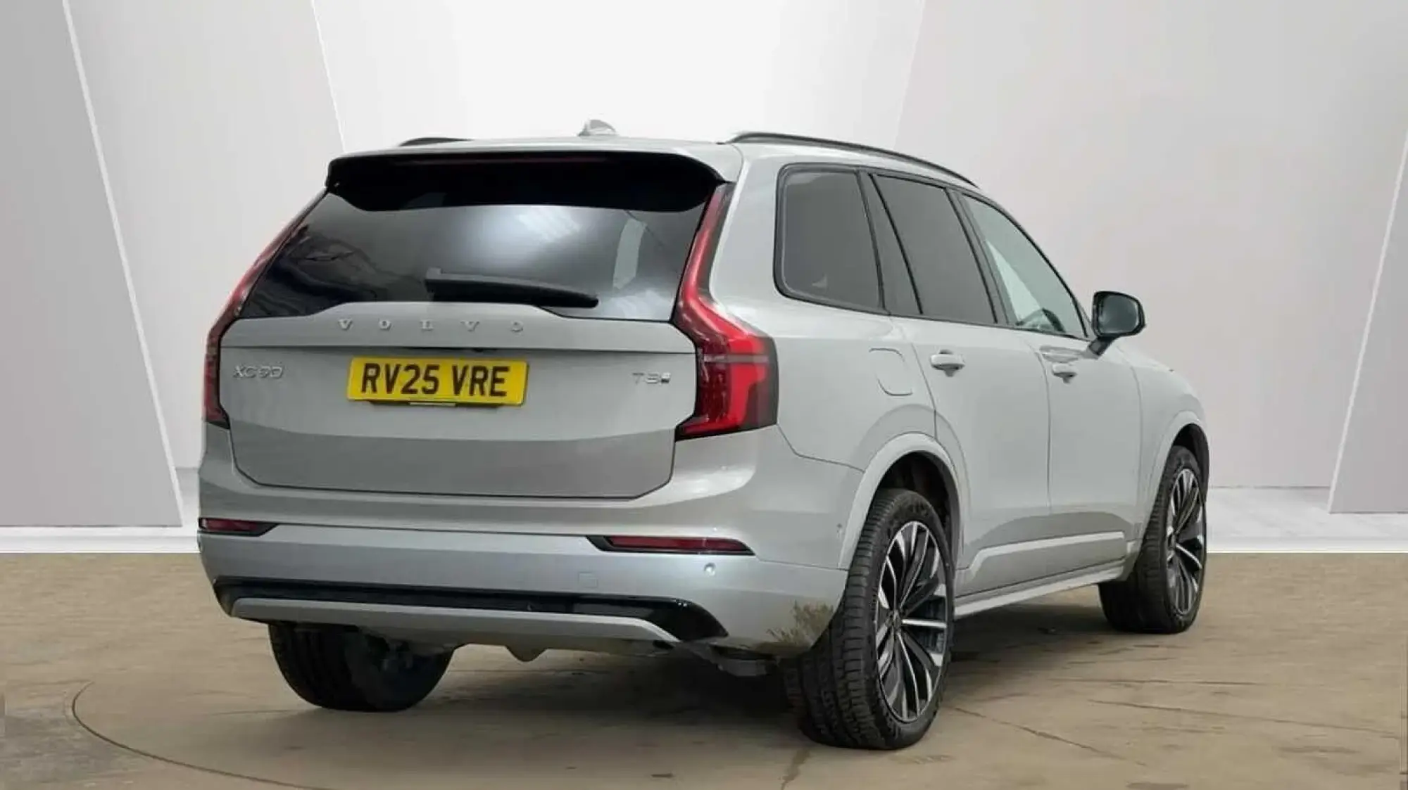 Volvo XC90 Plug-In Hybrid 2.0 T8 18.8kWh Ultra Dark Auto 4WD Euro 6 (s/s) 5dr RV25VRE Image 3