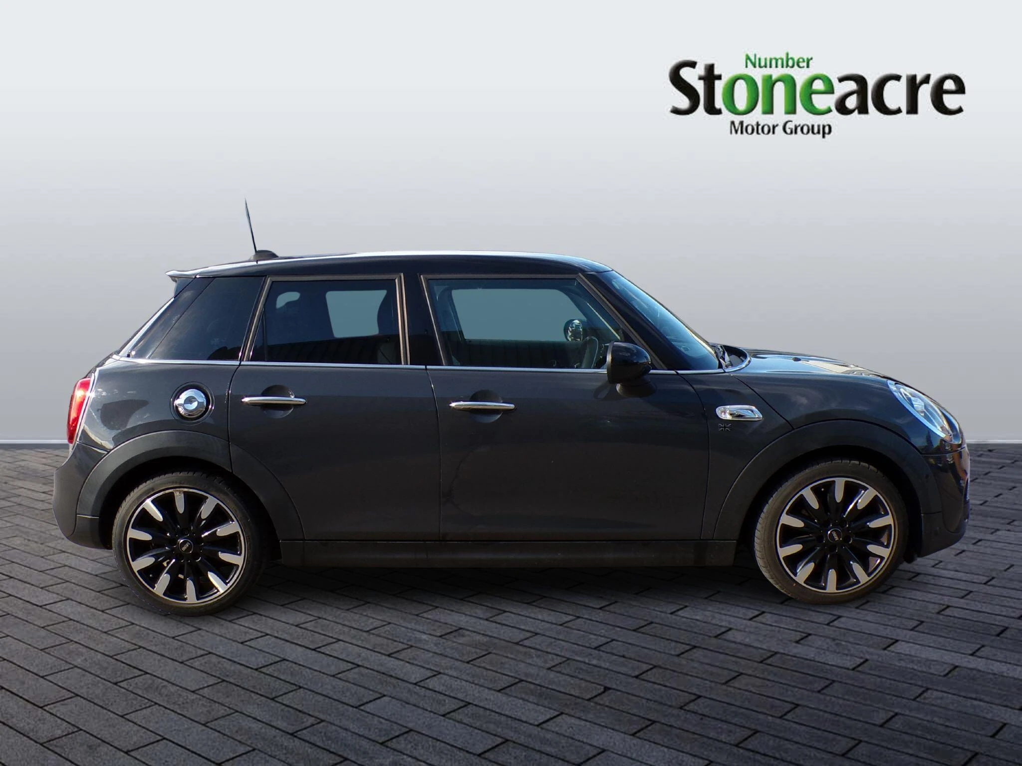 MINI Hatch 2.0 Cooper S Exclusive Steptronic Euro 6 (s/s) 5dr CN68UDB Image 2