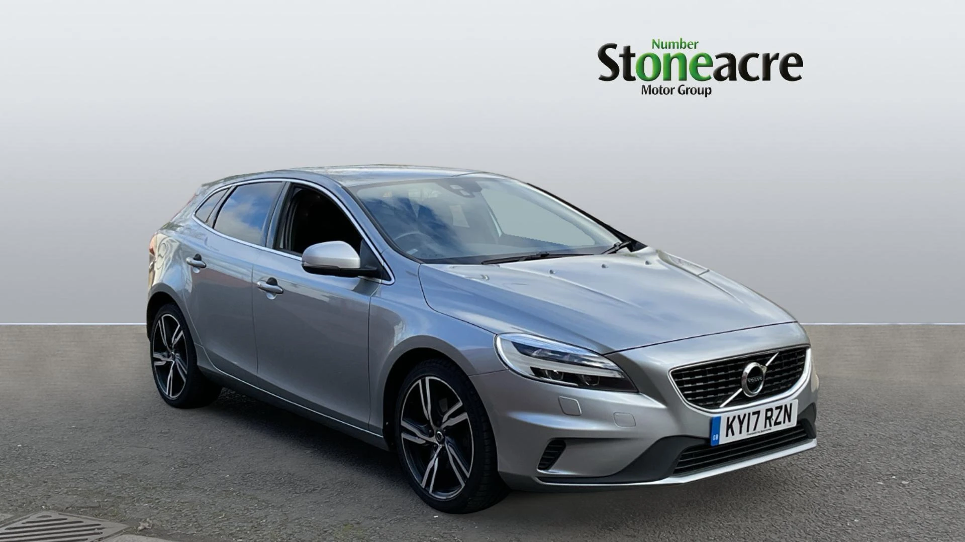 Volvo V40 2.0 D4 R-Design Pro Euro 6 (s/s) 5dr KY17RZN Image 1