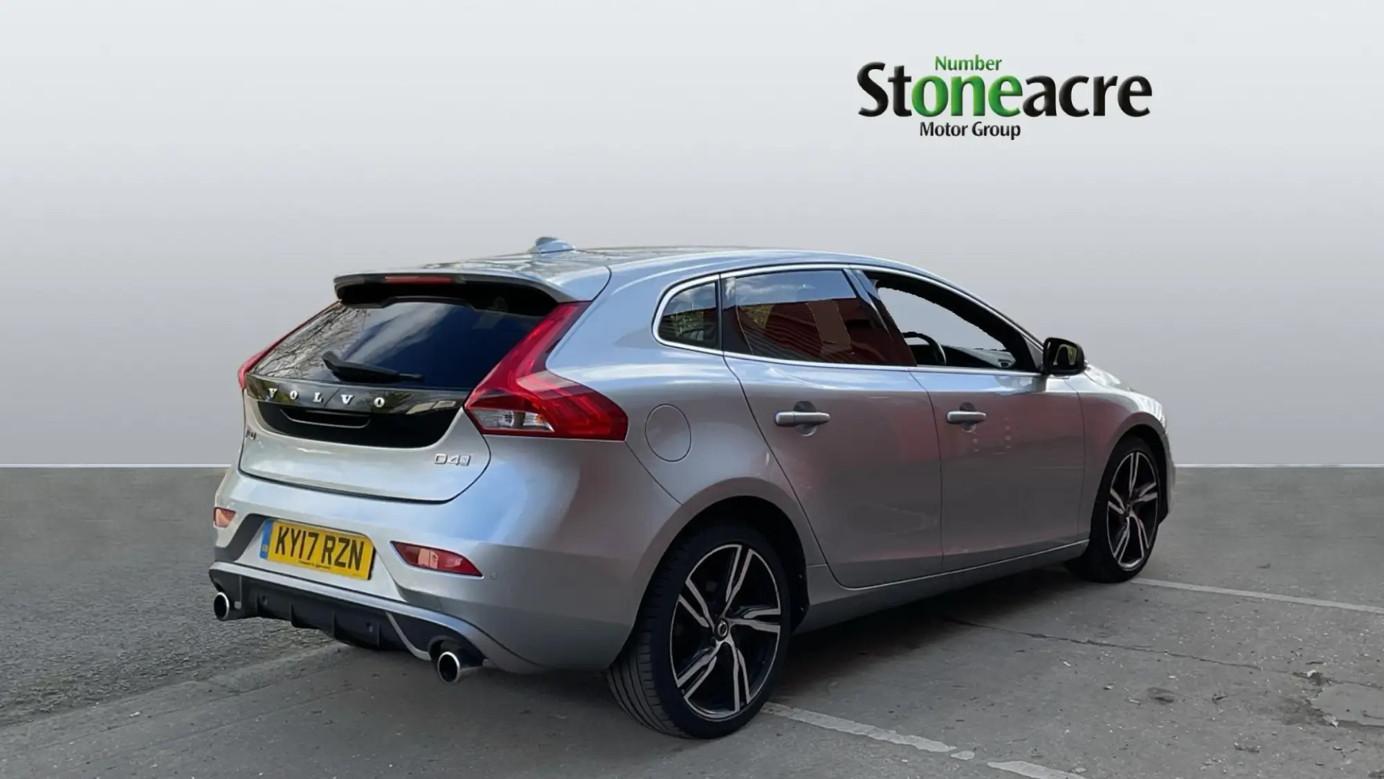 Volvo V40 2.0 D4 R-Design Pro Euro 6 (s/s) 5dr KY17RZN Image 2