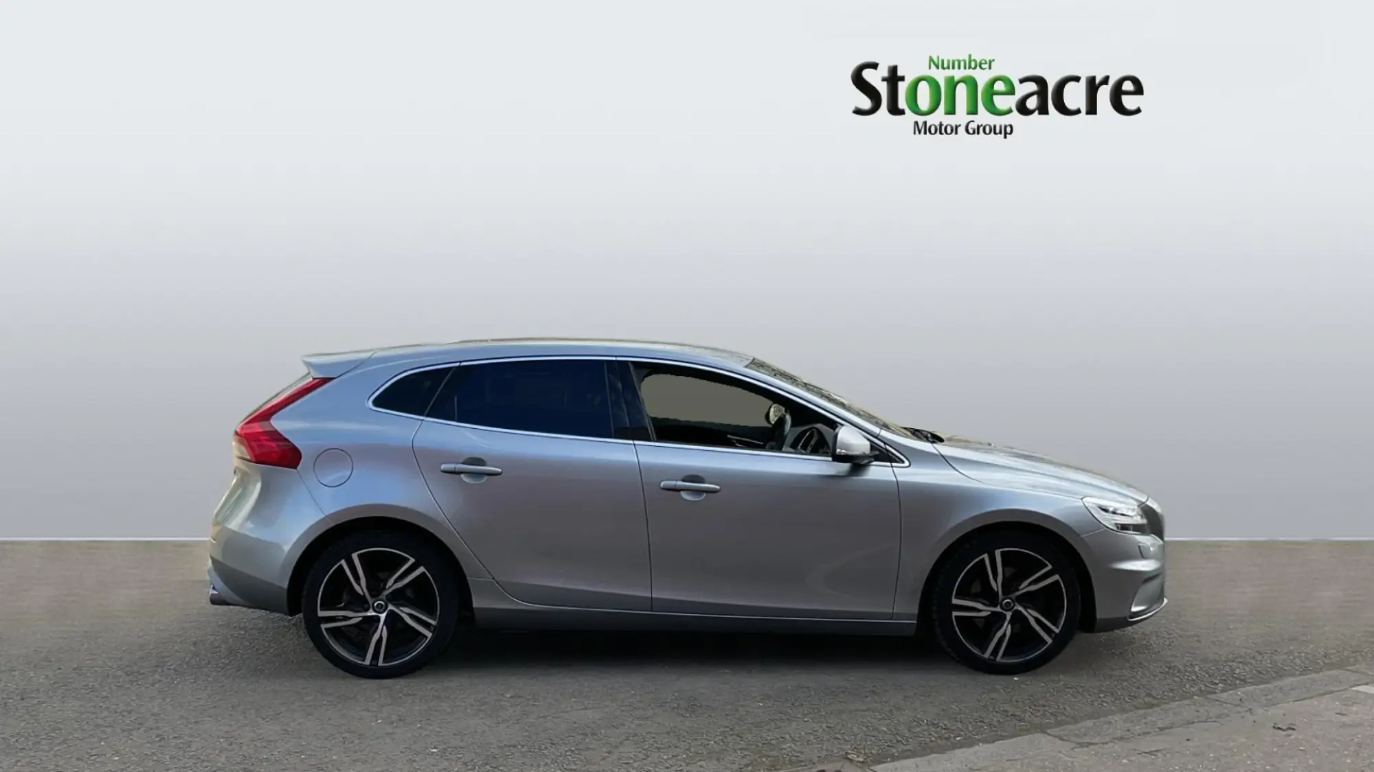 Volvo V40 2.0 D4 R-Design Pro Euro 6 (s/s) 5dr KY17RZN Image 3
