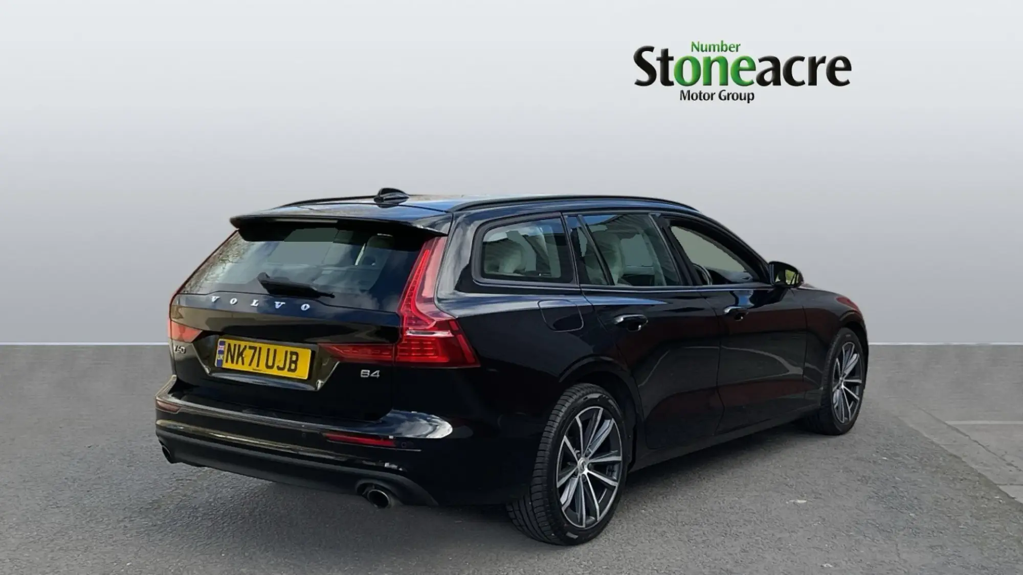 Volvo V60 2.0 B4D Momentum 5dr Auto NK71UJB Image 2