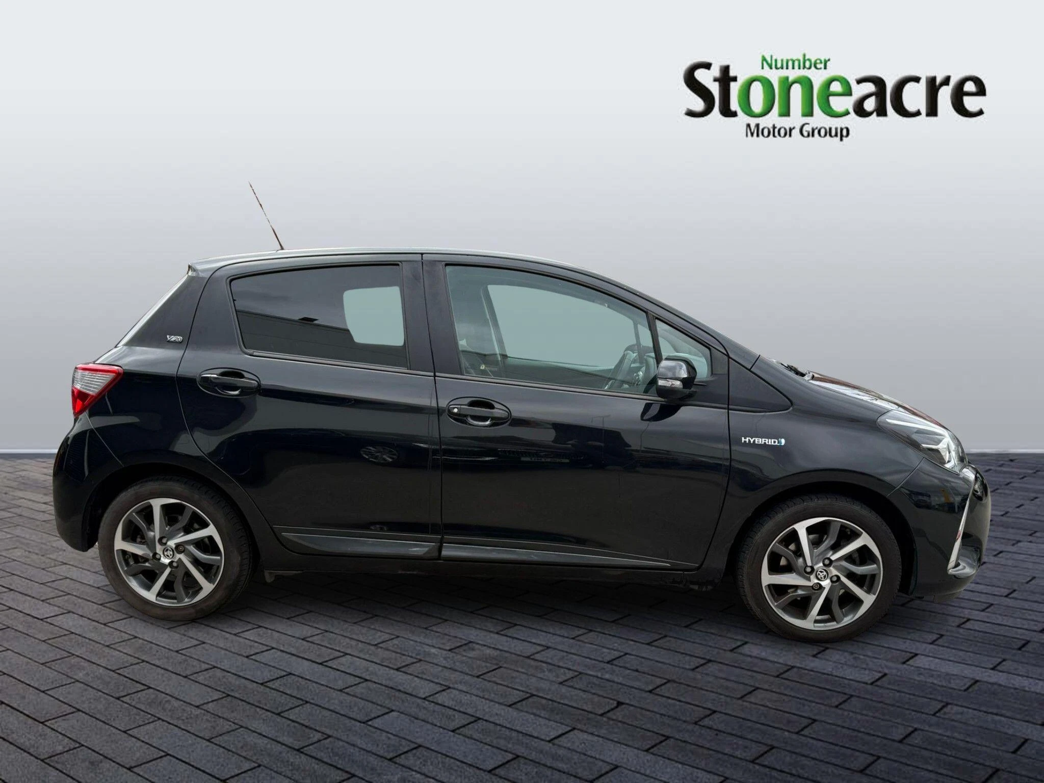 Toyota Yaris 1.5 VVT-h Y20 Bi-tone E-CVT Euro 6 (s/s) 5dr FP20OXU Image 2