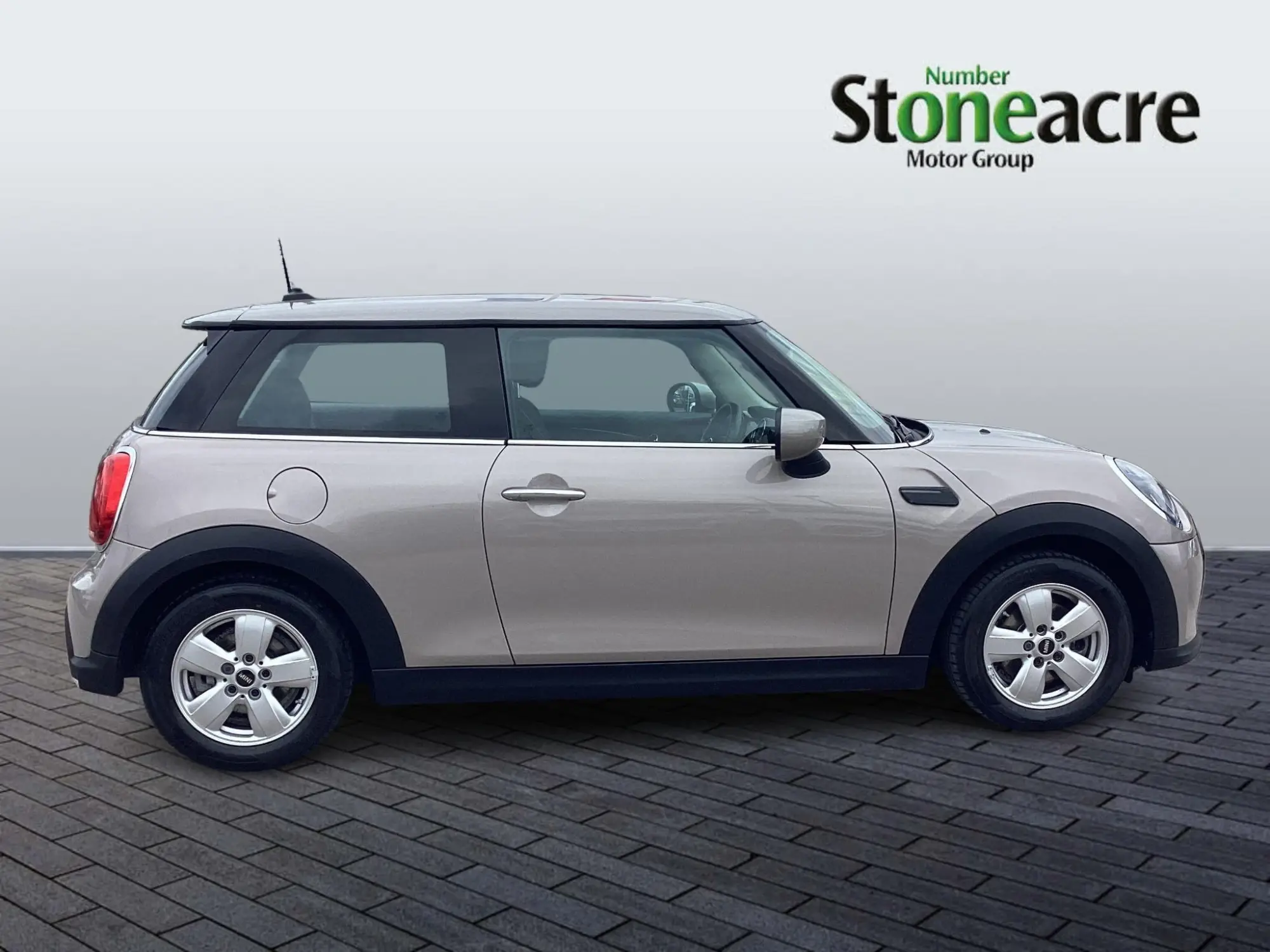 MINI Hatch 1.5 Cooper Classic Euro 6 (s/s) 3dr NU22ZSV Image 2