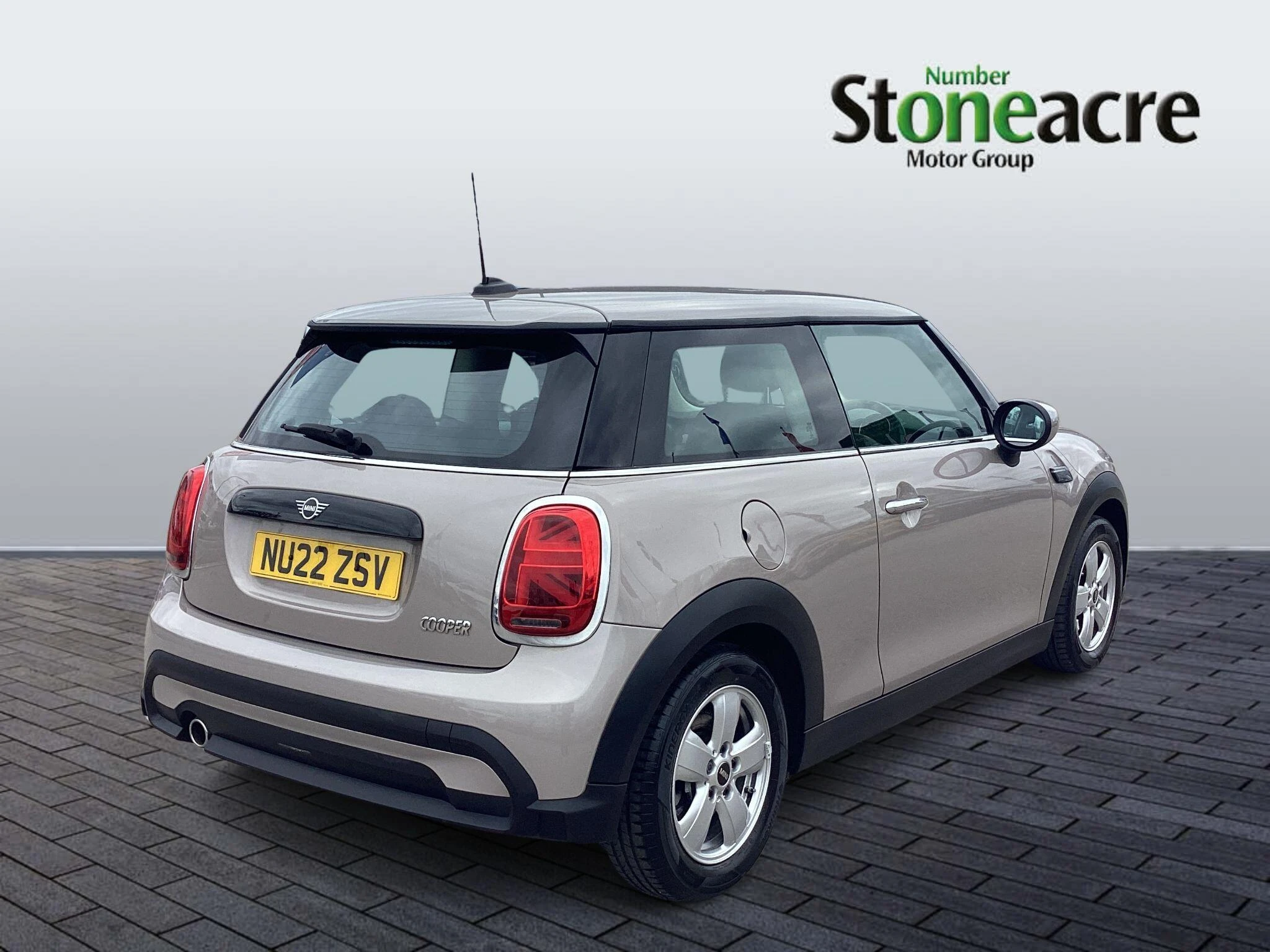 MINI Hatch 1.5 Cooper Classic Euro 6 (s/s) 3dr NU22ZSV Image 3
