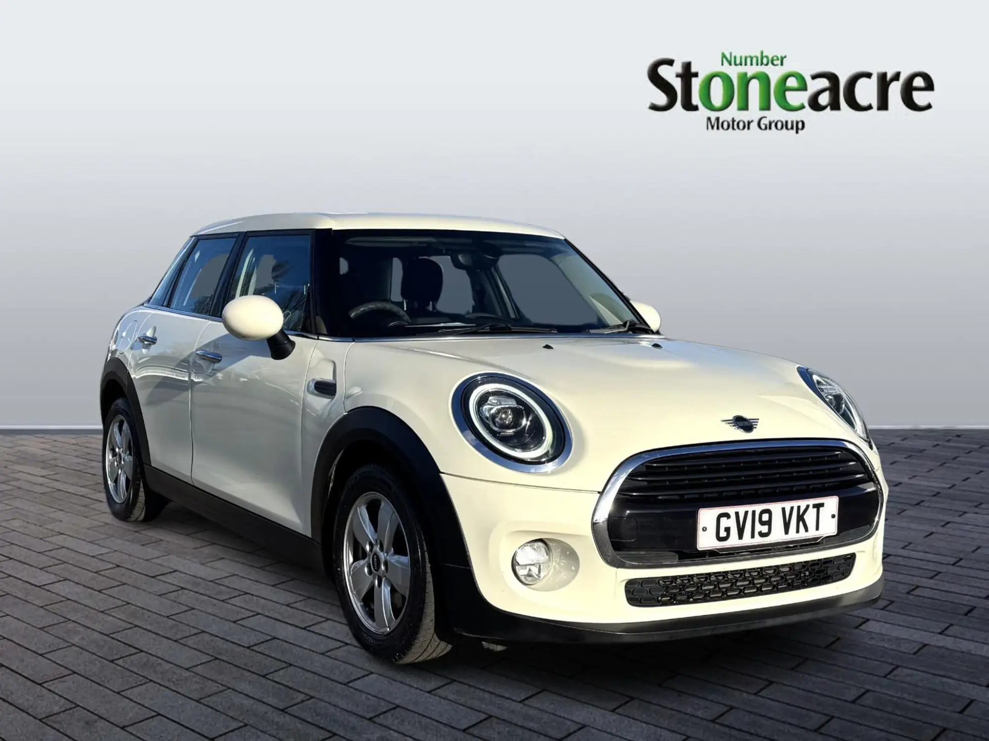 MINI Hatch 5-Door Hatch Cooper Classic GV19VKT Image 1