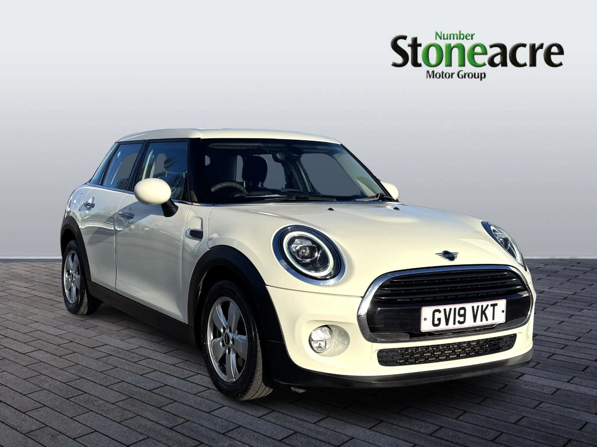 MINI Hatch 5-Door Hatch Cooper Classic GV19VKT Image 1