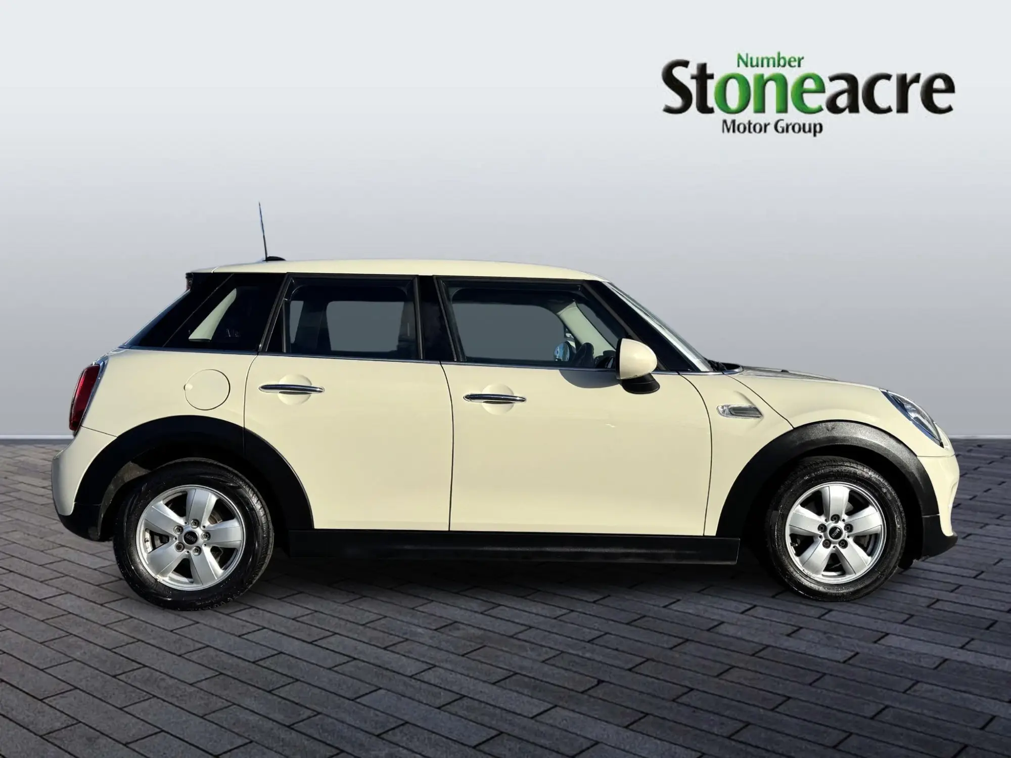 MINI Hatch 5-Door Hatch Cooper Classic GV19VKT Image 2