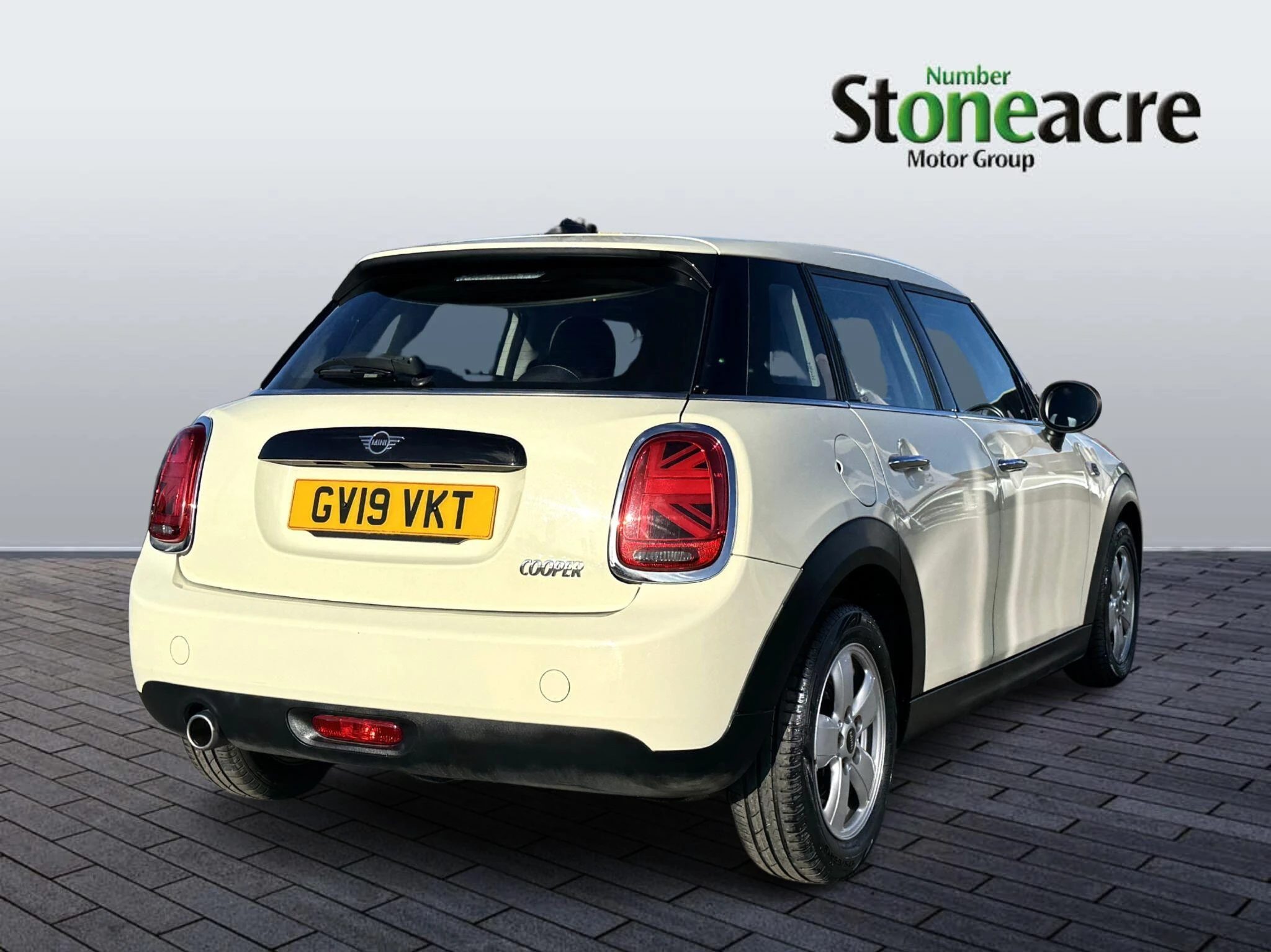 MINI Hatch 5-Door Hatch Cooper Classic GV19VKT Image 3
