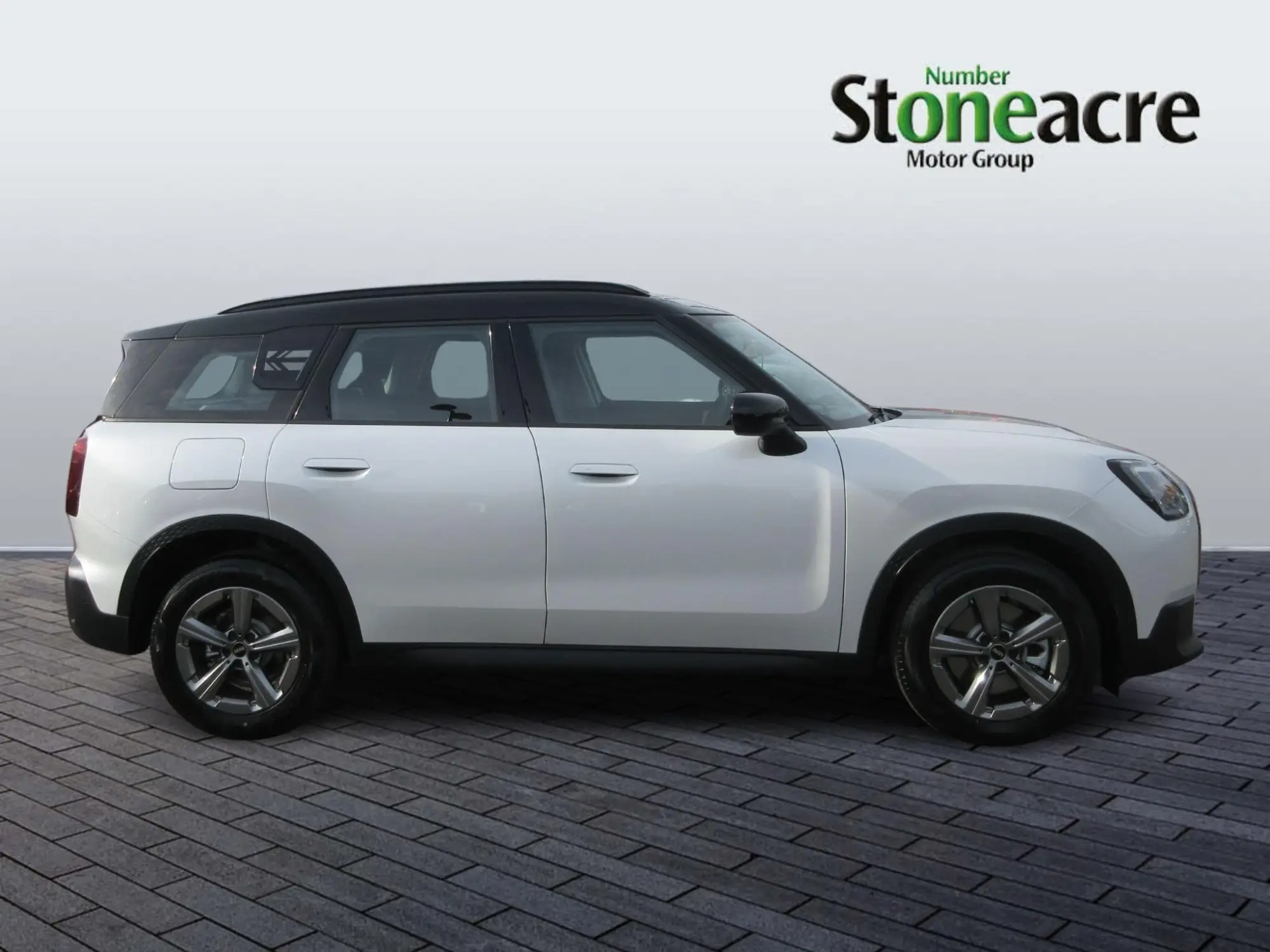 MINI Countryman 1.5C MHEV Classic Auto Euro 6 (s/s) 5dr AK75GDX Image 2
