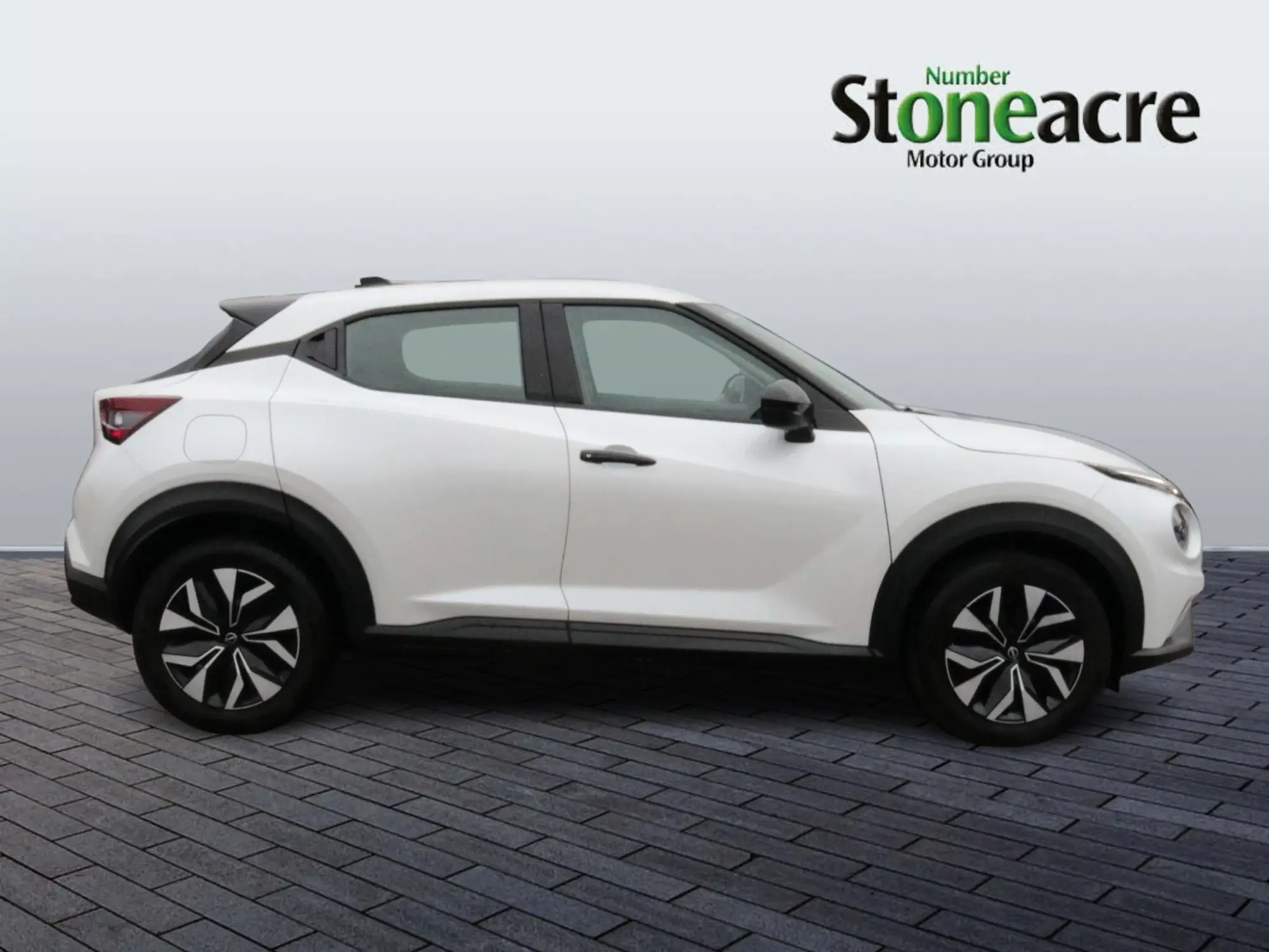 Nissan Juke 1.0 DIG-T Acenta Premium Euro 6 (s/s) 5dr OV25XGY Image 2
