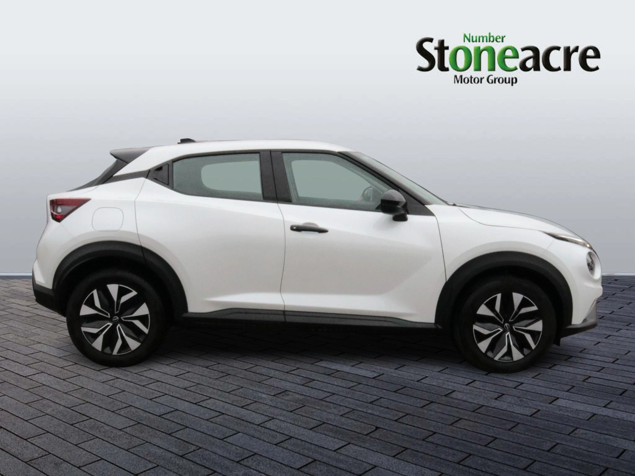 Nissan Juke 1.0 DIG-T Acenta Premium Euro 6 (s/s) 5dr OV25XGY Image 2