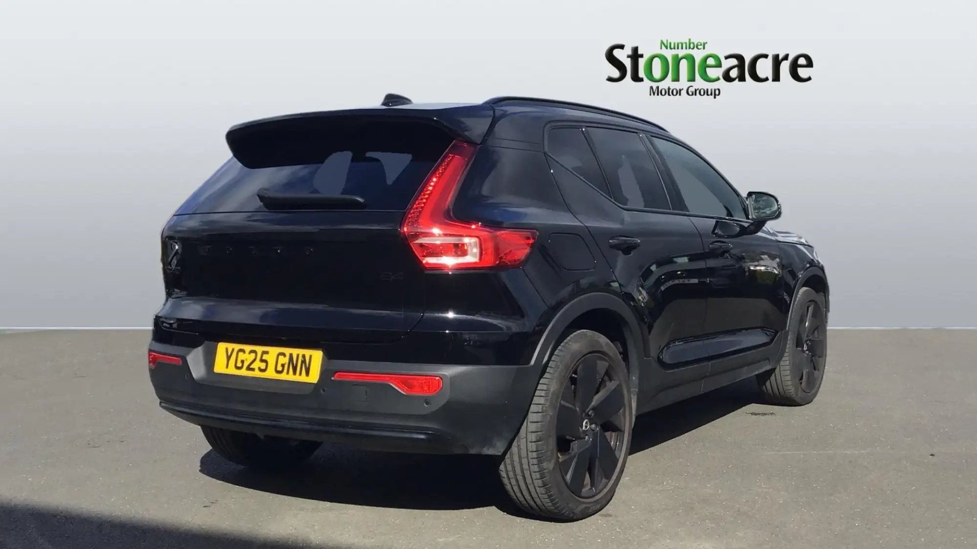 Volvo XC40 2.0 B4 MHEV Plus Black Edition DCT Auto Euro 6 (s/s) 5dr YG25GNN Image 2