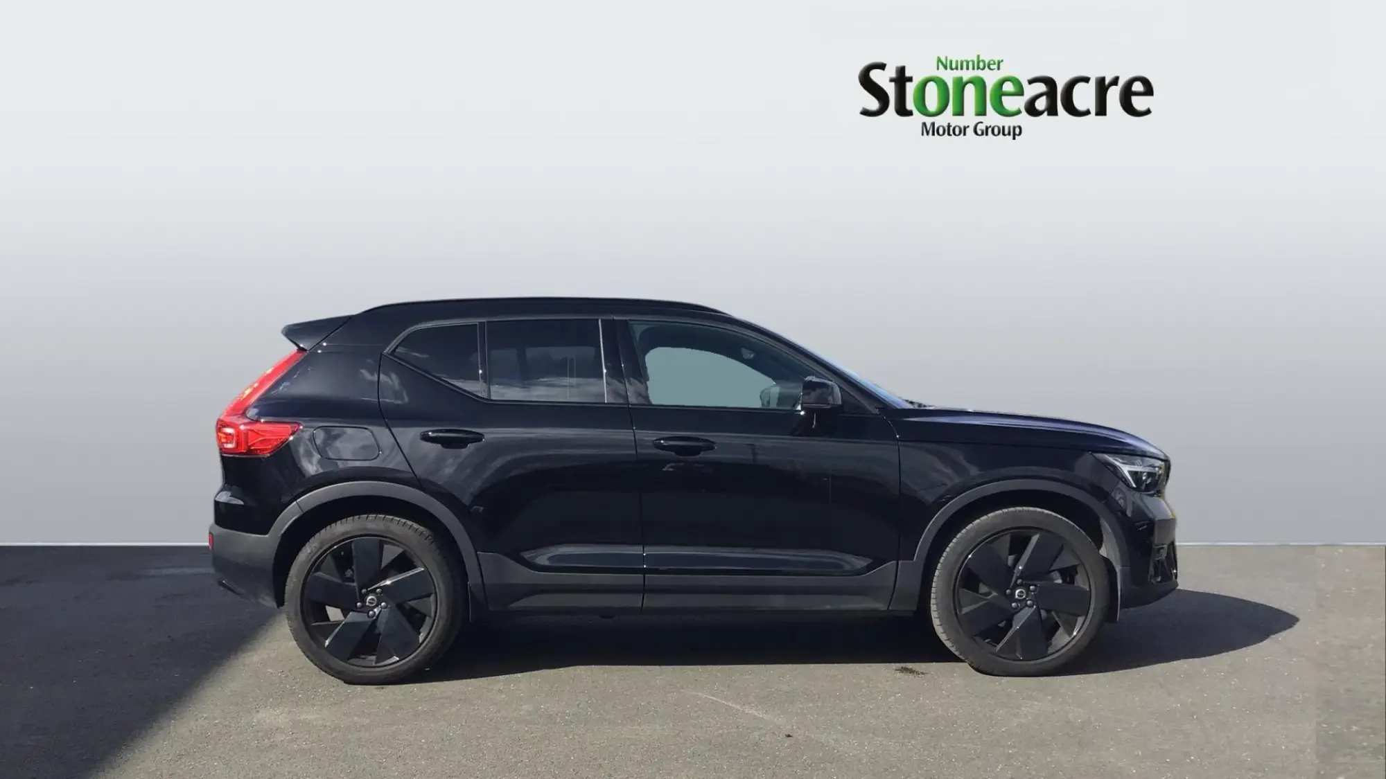 Volvo XC40 2.0 B4 MHEV Plus Black Edition DCT Auto Euro 6 (s/s) 5dr YG25GNN Image 3