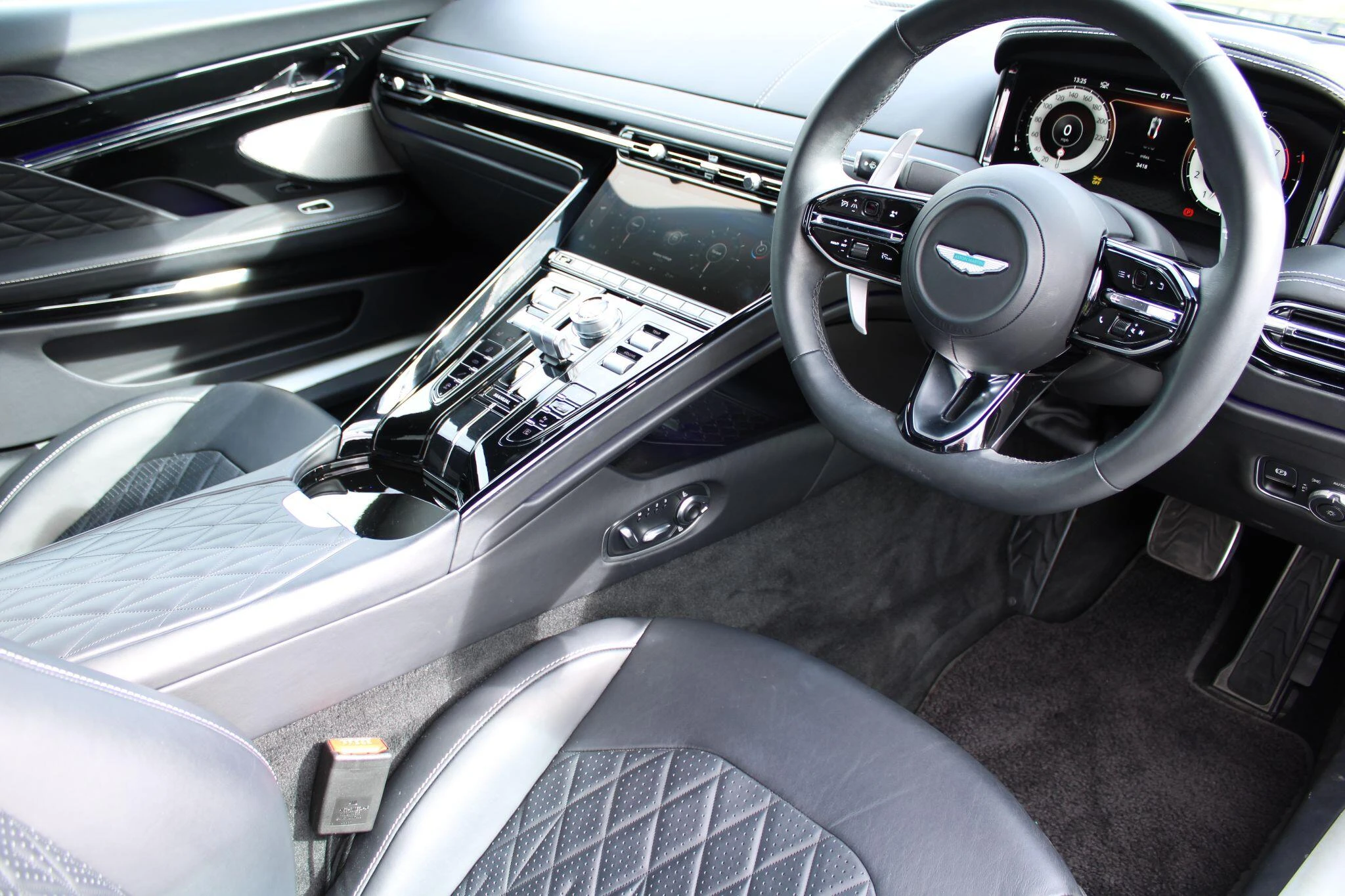 Aston Martin DB12 4.0 V8 Auto Euro 6 (s/s) 2dr NK25ZGH Image 3