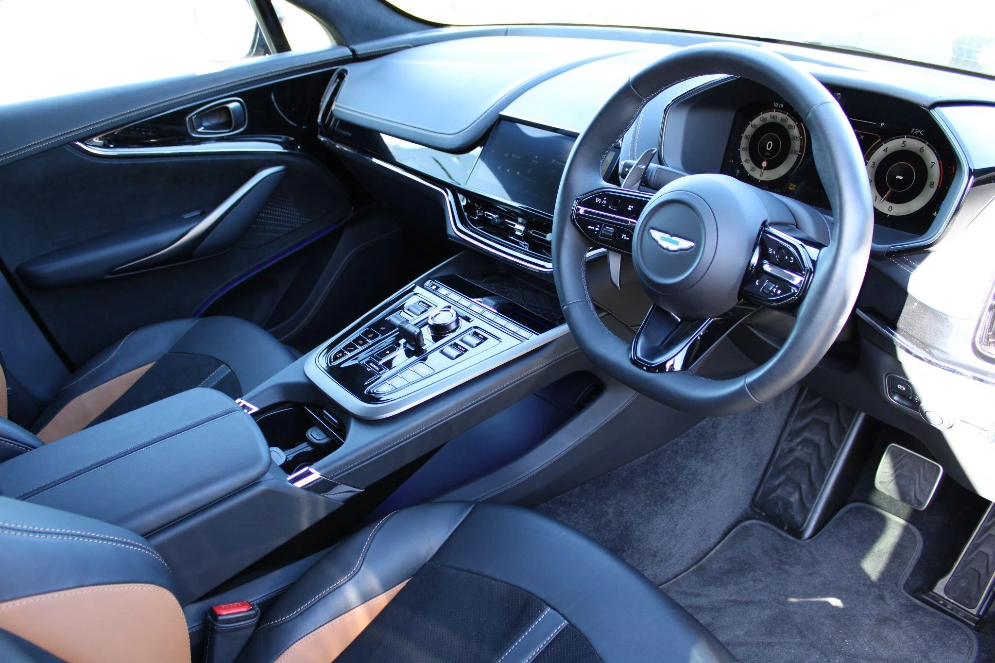 Aston Martin DBX 4.0 V8 707 SUV 5dr Petrol Auto 4WD Euro 6 (s/s) (707 ps) NA25UBK Image 3