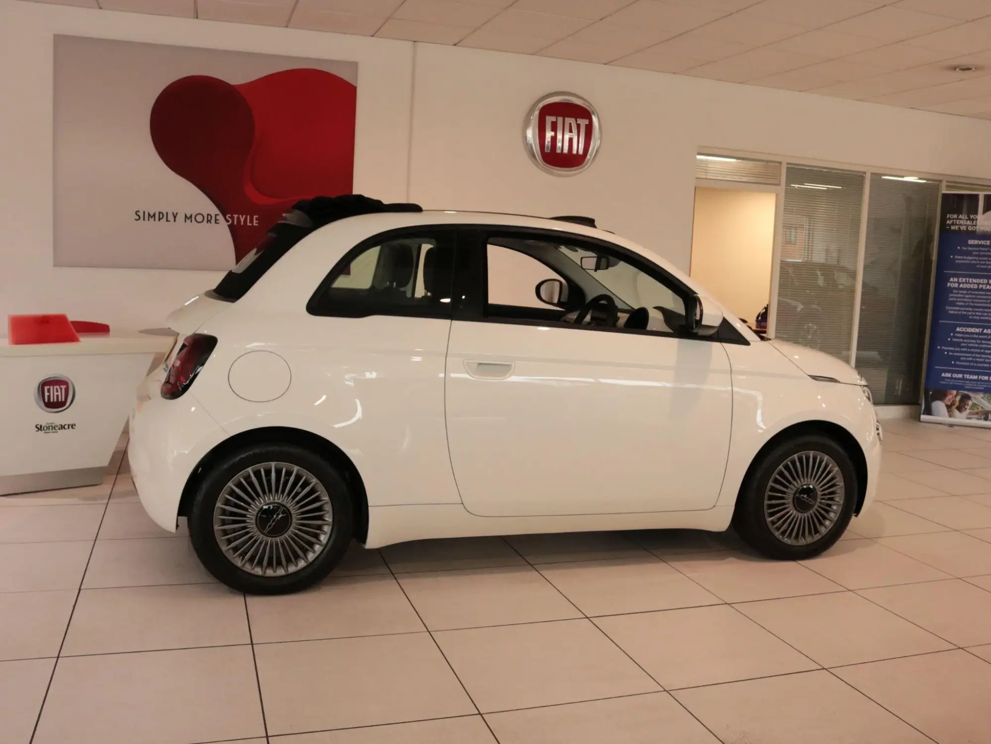 Abarth 500e Cabrio 42kWh Auto 2dr Image 2