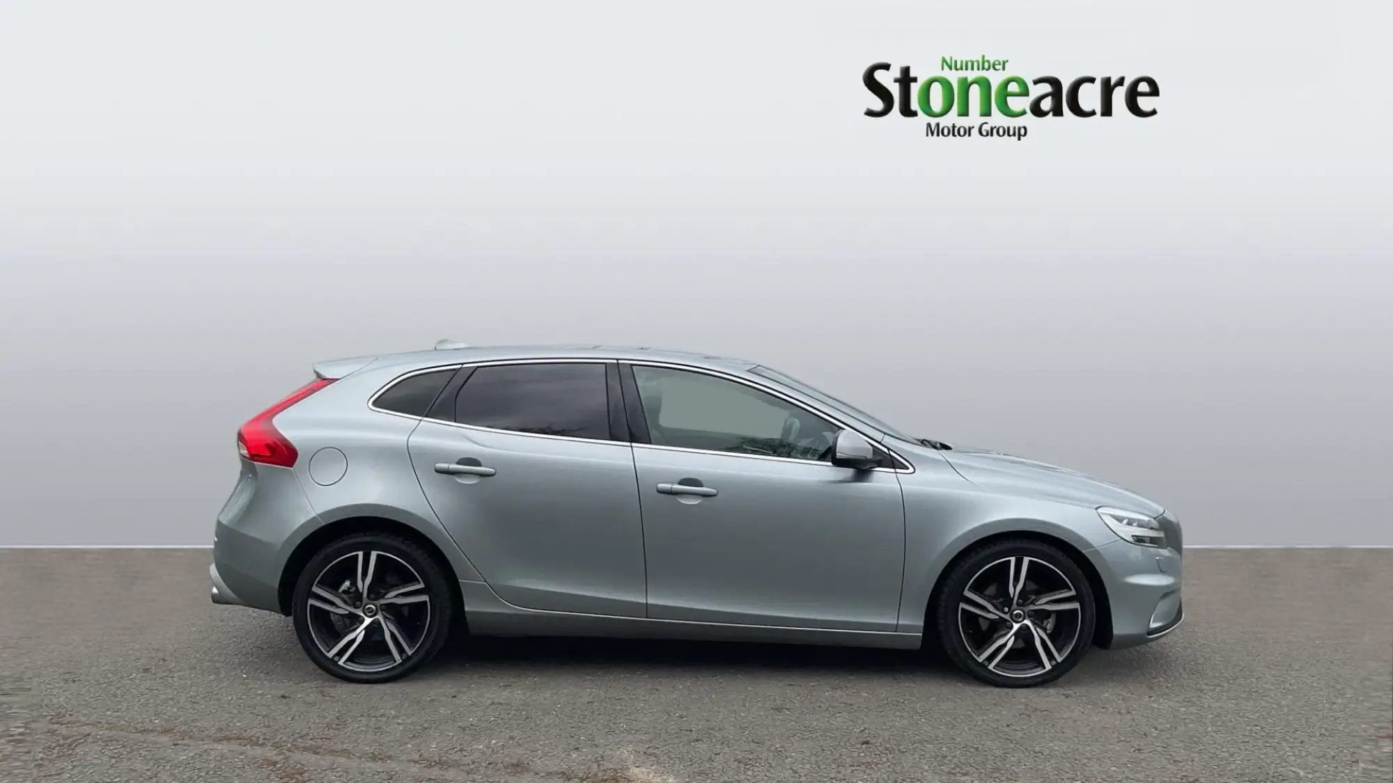 Volvo V40 2.0 T2 R-Design Pro Euro 6 (s/s) 5dr NV18RVU Image 3